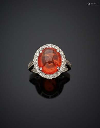 BAGUE ovale en or gris (750‰) serti d'une tourmaline orange ...