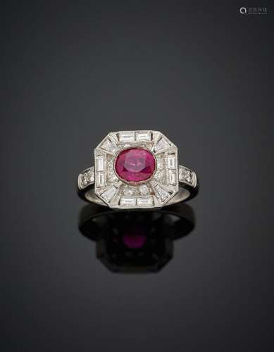 BAGUE octogonale en or gris (750‰) serti d'un rubis de forme...