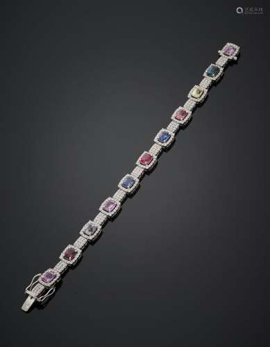 BRACELET or gris (585‰) 14 carats, à maillons de forme couss...