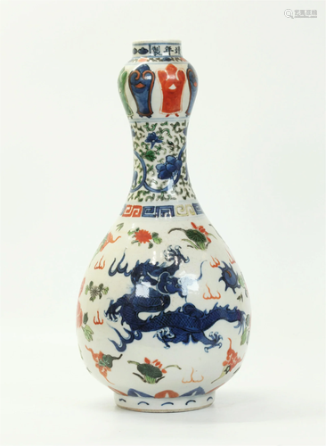 Chinese Qing Dynasty Wucai Porcelain Dragon Vase