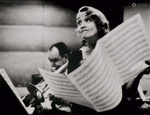 Arnold, Eve Untouched Women: Marlene Dietrich at the recordi...