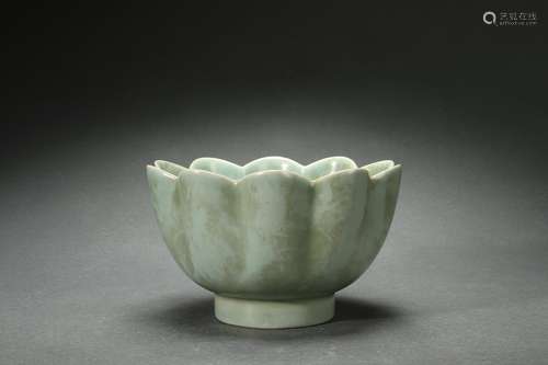 Ru Kiln Bowl with Foliated Rim Design