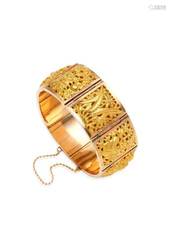 A GOLD HINGED BRACELET