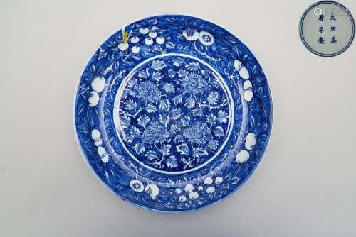 A blue and white 'flower and fruit' charger Wanli six-charac...