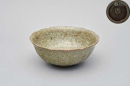 A Ge-type crackle-glazed bowl 14th/ 15th century