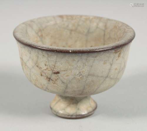 A CHINESE CRACKLE GLAZE FOOTED CUP, 8cm diameter.