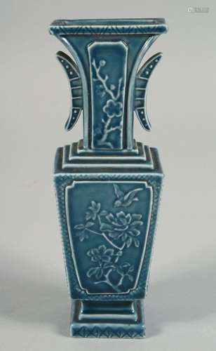 A CHINESE TURQUOISE GLAZE TWIN HANDLE VASE, 18.5cm high.