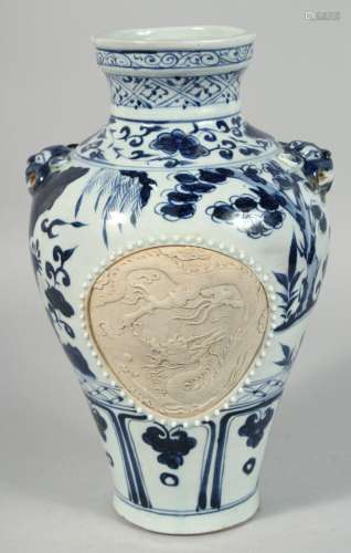 A CHINESE BLUE AND WHITE TWIN HANDLE PORCELAIN VASE, the bod...