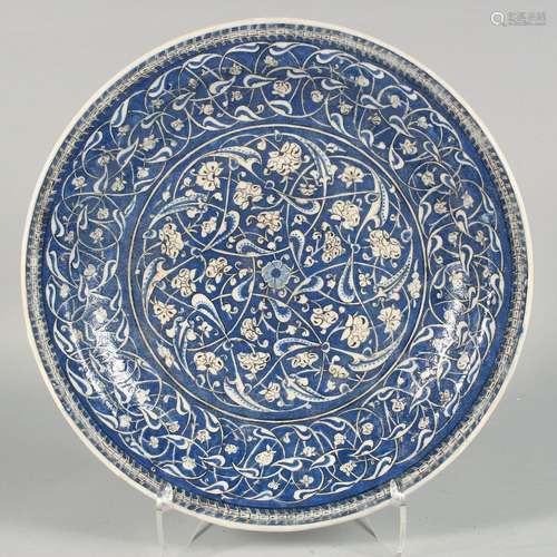 AN 18TH/19TH CENTURY OTTOMAN IZNIK GLAZED POTTERY PLATE, dec...