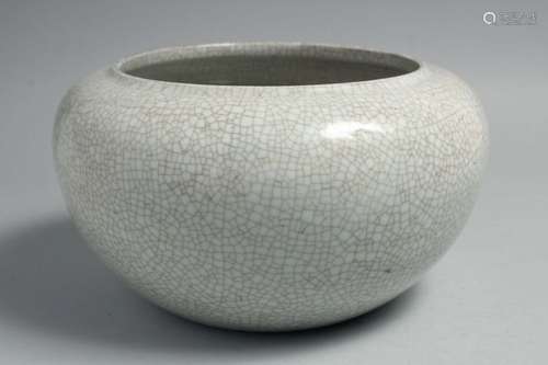 A LARGE CHINESE CRACKLE GLAZE PORCELAIN BOWL, 25cm diameter.