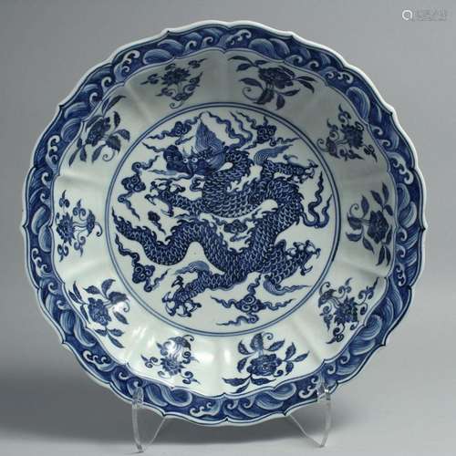 A LARGE CHINESE BLUE AND WHITE PORCELAIN DISH, with petal fo...