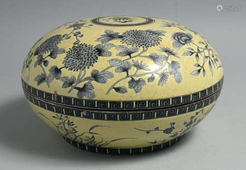 A LARGE CHINESE FAMILLE JAUNE PORCELAIN CIRCULAR BOX AND COV...