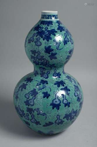 A CHINESE TURQUOISE GROUND BLUE AND WHITE DOUBLE GOURD VASE,...