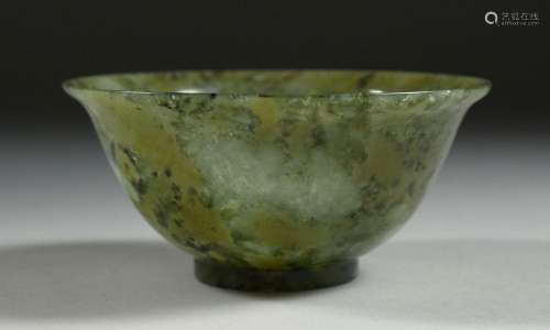 A SMALL CHINESE SPINACH JADE BOWL, 10cm diameter.