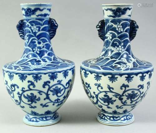 AN UNUSUAL PAIR OF CHINESE BLUE AND WHITE PORCELAIN VASES, t...
