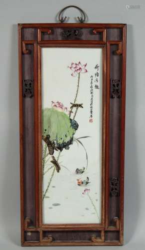AN EARLY 20TH CENTURY CHINESE PORCELAIN PLAQUE decorated wit...