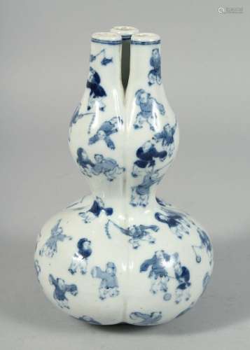 A CHINESE BLUE AND WHITE PORCELAIN DOUBLE GOURD TULIP VASE, ...