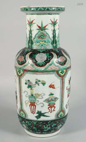A LARGE CHINESE FAMILLE VERTE AND CORAL RED PORCELAIN VASE, ...