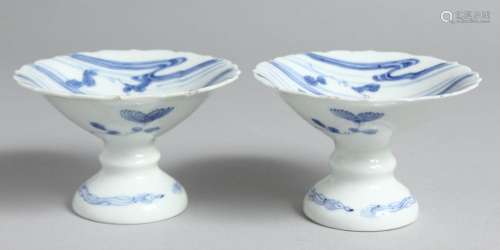 A SMALL PAIR OF JAPANESE HIRADO BLUE AND WHITE PORCELAIN PED...