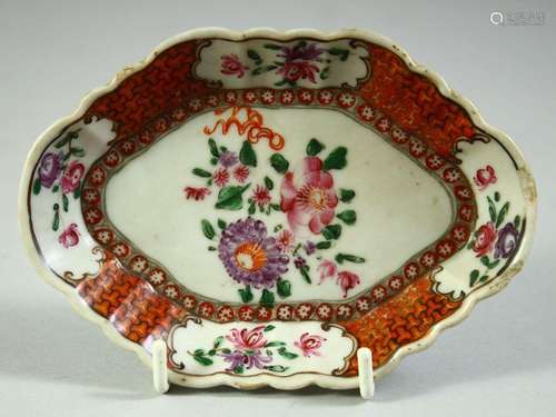 A CHINESE FAMILLE ROSE PORCELAIN SPOON DISH, 13cm x 9cm.