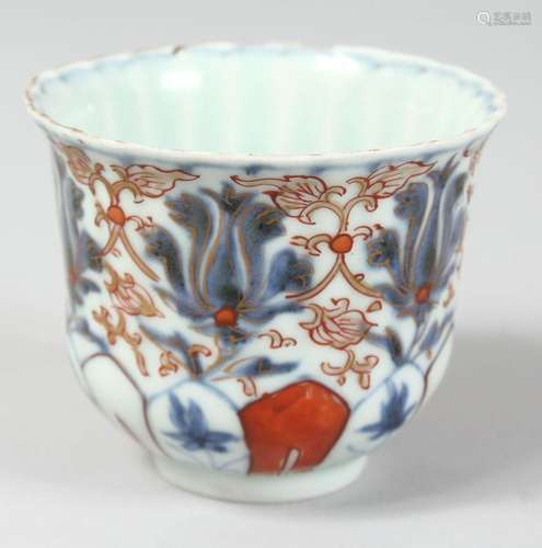 AN 18TH CENTURY JAPANESE IMARI PORCELAIN CUP, the interior o...