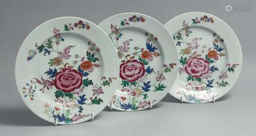 THREE CHINESE FAMILLE ROSE PORCELAIN PLATES, each painted wi...