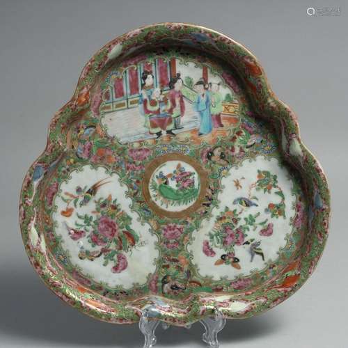 A LARGE CHINESE CANTON FAMILLE ROSE PORCELAIN QUATREFOIL FOR...