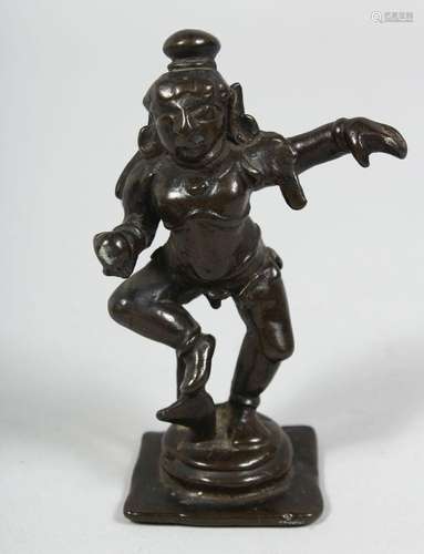 AN 18TH CENTURY SOUTH INDIAN BRONZE BABY KRISHNA, 10cm high.