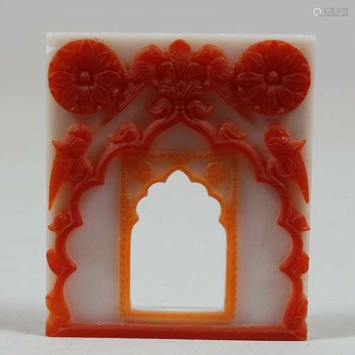 A FINE AND RARE INDIAN CARVED CAMEO GLASS FRAME, 5cm x 4cm.