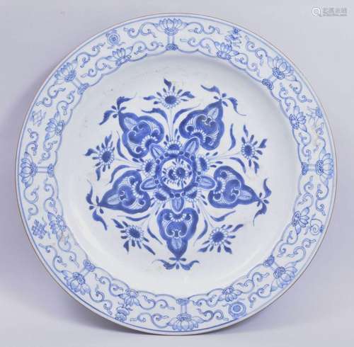 A VERY LARGE CHINESE BLUE AND WHITE PORCELAIN DISH, the cent...