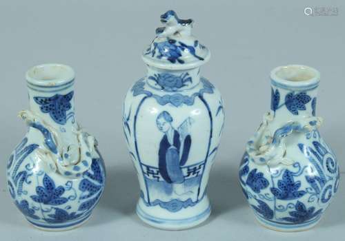 A SMALL CHINESE BLUE AND WHITE PORCELAIN LIDDED VASE, 13cm h...