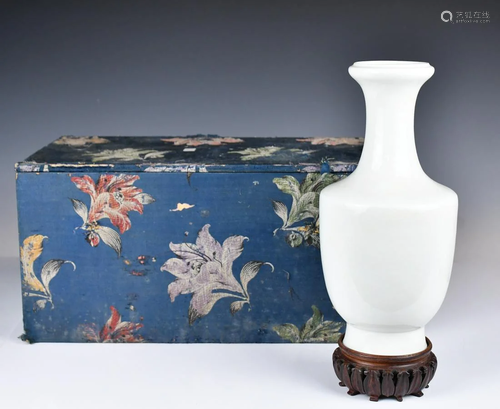 A White-Glazed Vase Qianlong Mk w/ Stand & Box