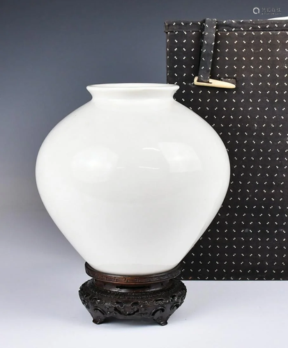 A White Glaze Vase w/ Stand & Box