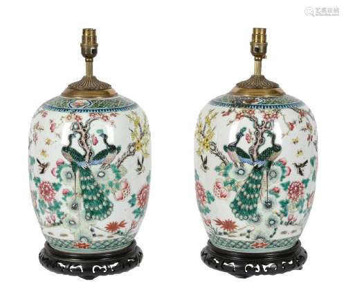 A PAIR OF MODERN CHINESE FAMILLE ROSE PORCELAIN AND GILT MET...