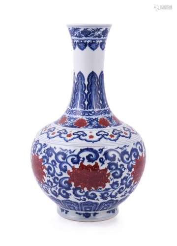 A CHINESE IRON-RED AND UNDERGLAZE BLUE VASELATE 20TH CENTURY