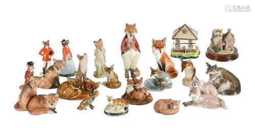 AN ASSORTMENT OF POTTERY AND PORCELAIN MODELS OF FOXES