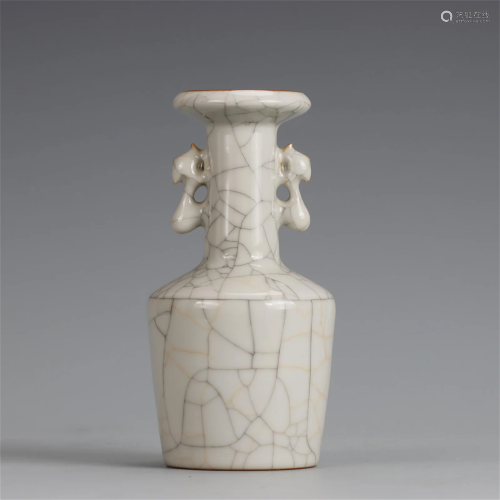 A Chinese Ge-Type Glazed Porcelain Vase