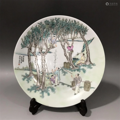 A Chinese Famille-Rose Glazed Porcelain Plate