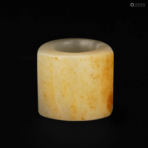 A WHITE AND RUSSET JADE THUMB RING