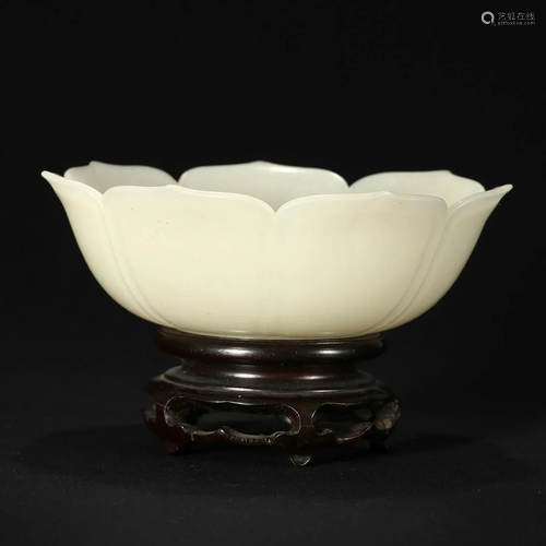 A WHITE JADE LOBED FLORAL BOWL