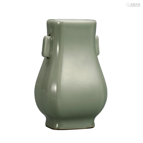 A LONGQUAN CELADON VASE