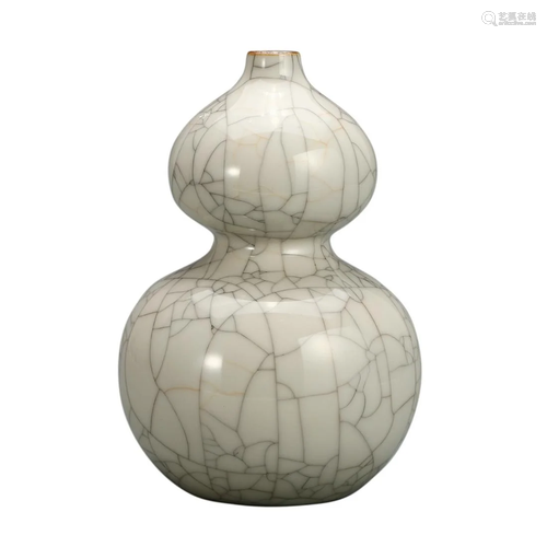 A GE 'DOUBLE GOURD' VASE