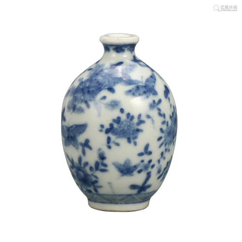 A BLUE AND WHITE FLORAL SNUFF BOTTLE