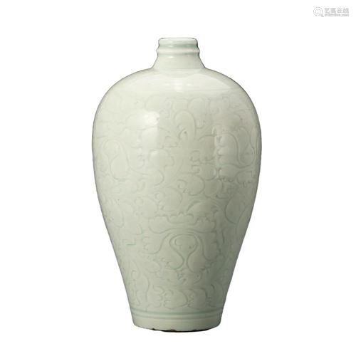 A WHITE-GLAZED CARVED FLORAL VASE