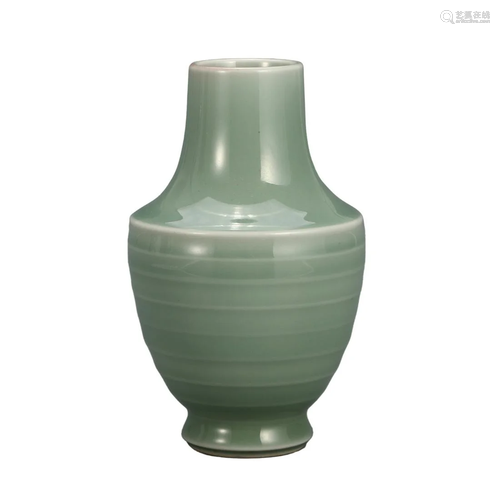 A LONGQUAN CELADON VASE