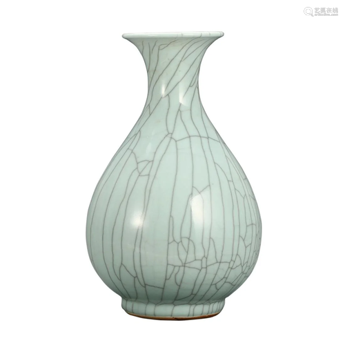 A WHITE CRACKLE-GLAZED VASE