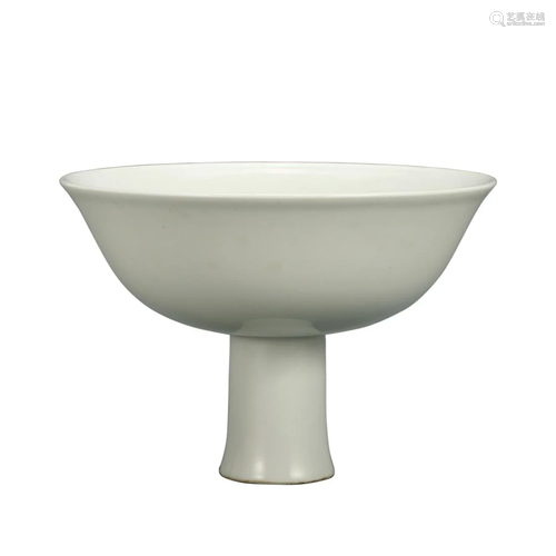 A WHITE-GLAZED STEM BOWL