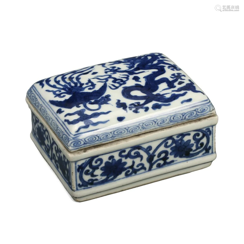 A BLUE AND WHITE 'DRAGON' BOX AND COVER