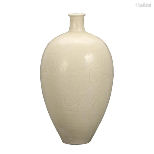 A WHITE-GLAZED CARVED FLORAL VASE