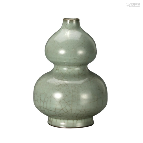 A LONGQUAN CELADON 'DOUBLE GOURD' VASE